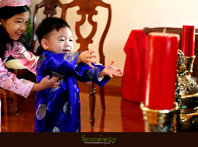 kids having fun in traditional Vietnamese clothing kids having fun in traditional Vietnamese clothing