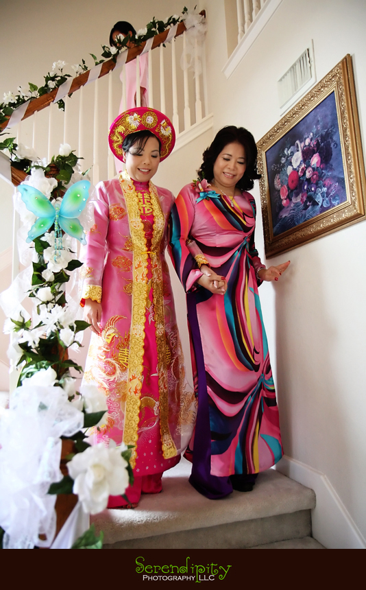  tea ceremony, Buddhist temple, kim son, Vietnamese wedding, here comes the bride in Vietnamese dress
