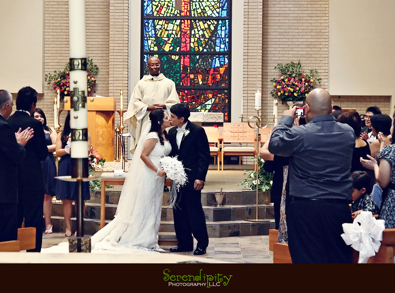 wedding ceremony, first kiss