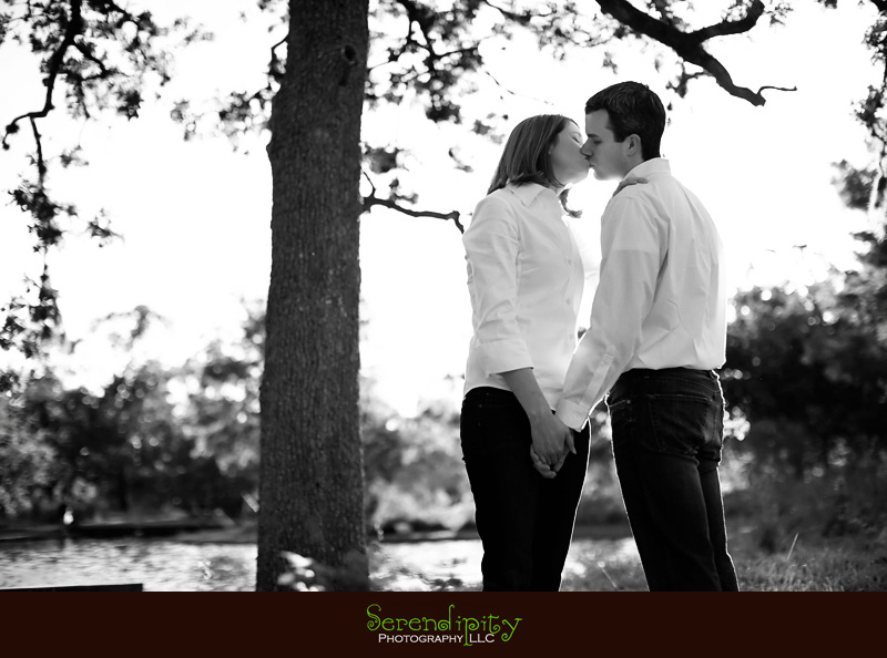 engagement portrait kiss