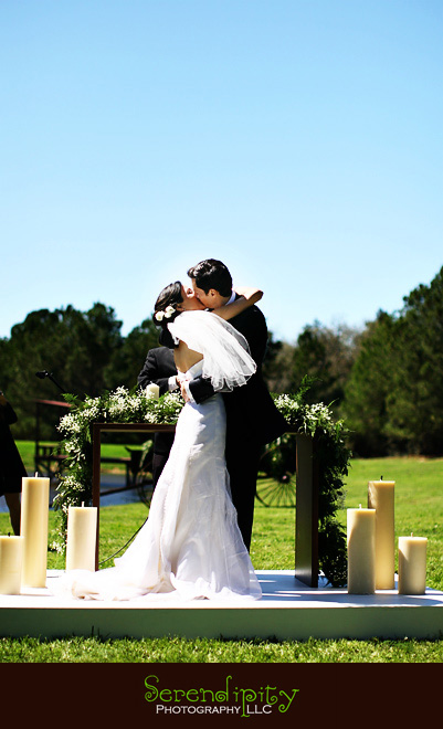 outdoor ceremony, first kiss