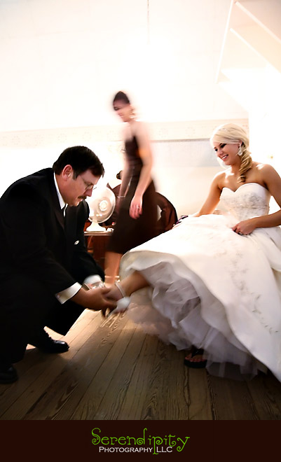 shiner texas, houston wedding photographer, dad helping bride putting on her shoes
