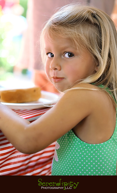 River Oaks Photography, Children Birthday Party Photography, kid  eating