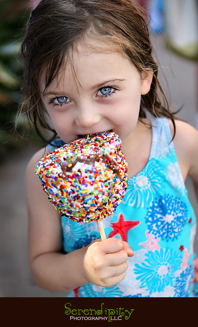 River Oaks Photography, Children Birthday Party Photography, blue eye girl eating candy apple