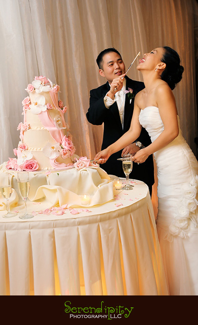 Houston wedding photographer, Memorial Drive Presbyterian, cake cutting