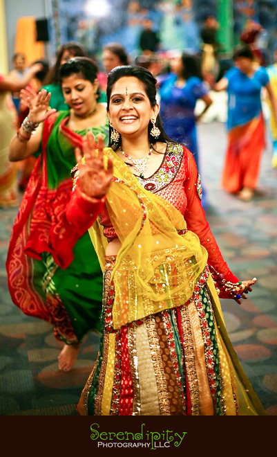 Houston wedding photographer, Hindu Temple, Hindu Wedding, Indian Wedding, bride's dance