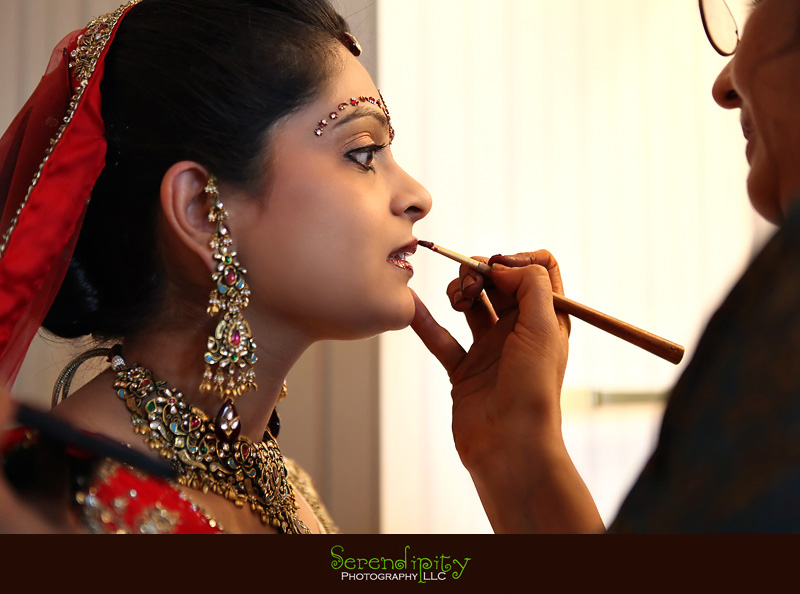 Houston wedding photographer, Hindu Temple, Hindu Wedding, Indian Wedding, bride putting on her final touches