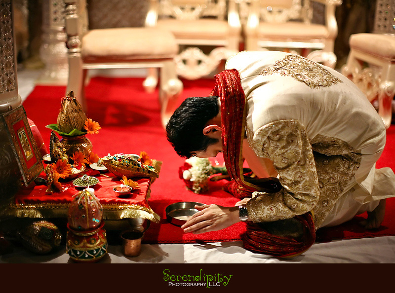 Houston wedding photographer, Hindu Temple, Hindu Wedding, Indian Wedding, pay respect to Hindu god