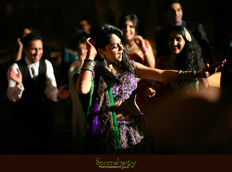 Houston wedding photographer, Hindu Temple, Hindu Wedding, Indian Wedding, bride dancing pulling off funky moves
