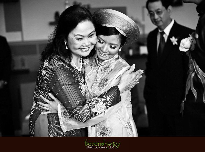 Houston wedding photographer, Vietnamese Wedding, sweet hugging