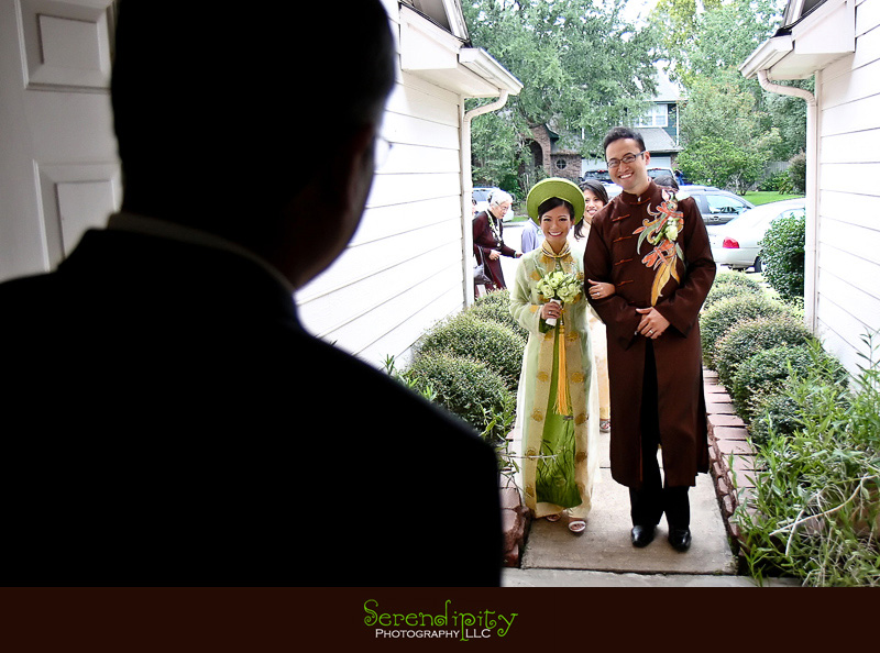 Houston wedding photographer, Vietnamese Wedding, bride and groom arriving together at groom's parents' house