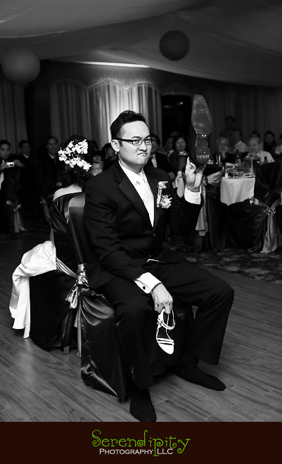 Houston wedding photographer, Vietnamese Wedding, bride and groom playing shoe game