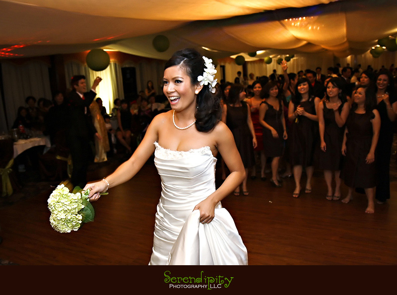 Houston wedding photographer, Vietnamese Wedding, bride about to toss the bouquet