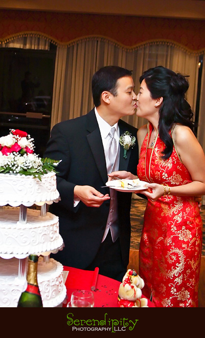 Houston wedding photographer, Fung's Kitchen Wedding Photography, Fung's kitchen houston, Houston Chinese restaurant wedding reception pictures, cake cutting, 3-tier bridal cake