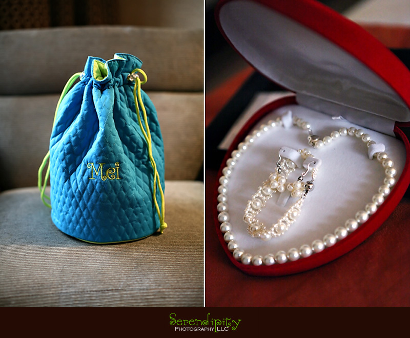 Houston wedding photography, Country Club Wedding Pictures, wedding ceremony, wedding reception, pearl necklace, makeup bag