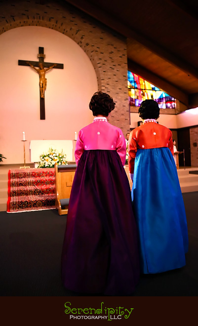 Houston wedding photography, Catholic Church Photography,Catholic Church Pictures, St John Vianney Catholic Church, Agave Road Wedding Photography, Agave Road Wedding Pictures, both moms bowing to Jesus Christ