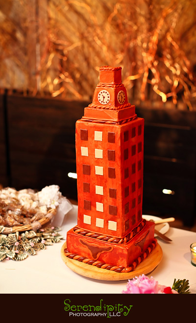Austin wedding photography, outdoor ceremony, Barr Mansion, UT tower cake